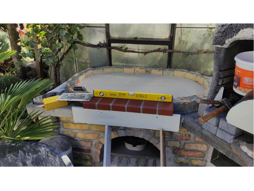 Bau eines Pizzaofens mit Wasserwaage