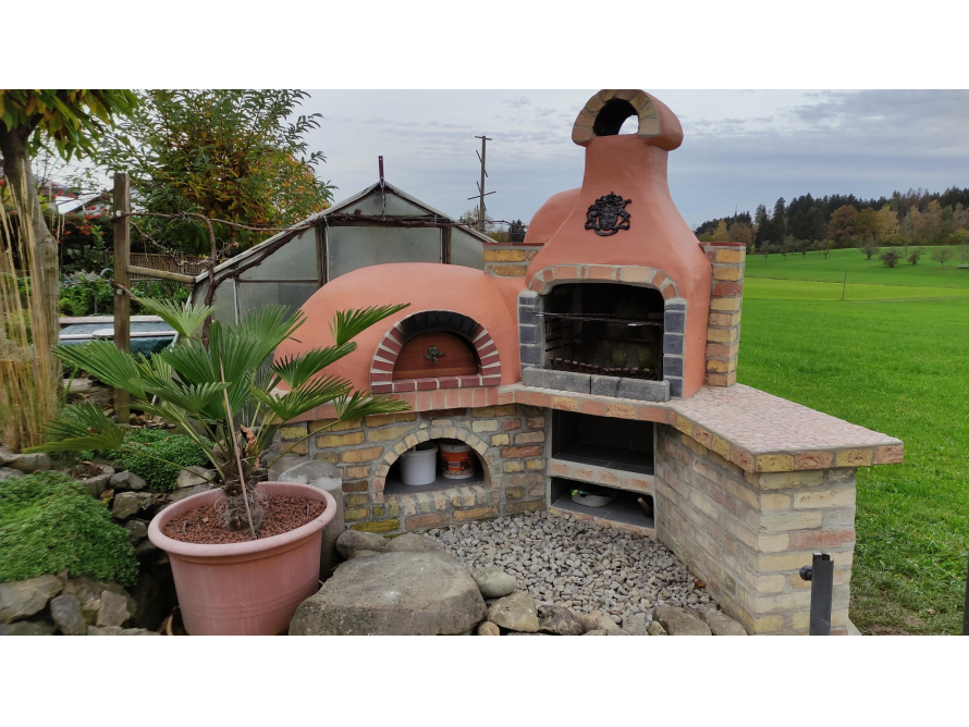 Außenküche aus Stein mit Pizzaofen
