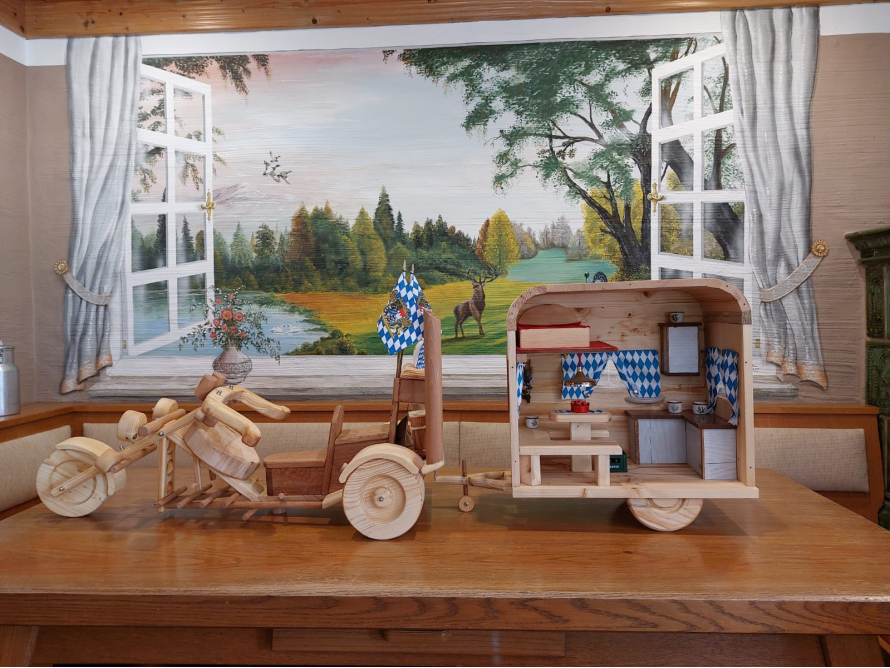 Spielzeug-Motorrad mit Wohnwagen aus Holz