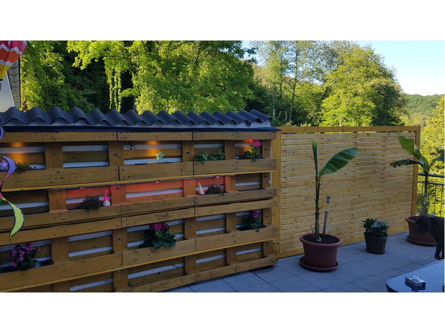Vertikaler Garten aus Paletten auf einer Terrasse