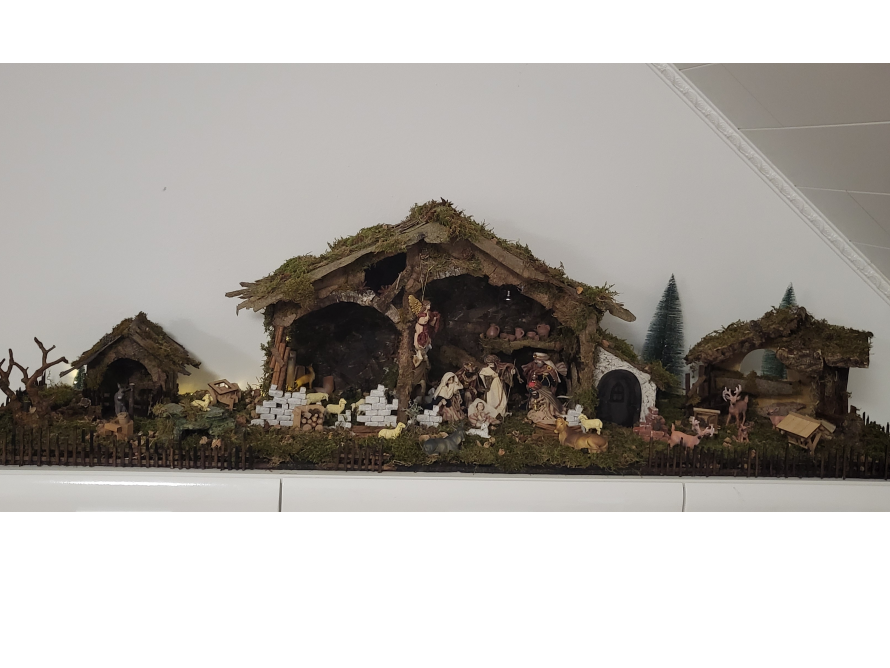 Weihnachtskrippe mit Figuren und Tieren