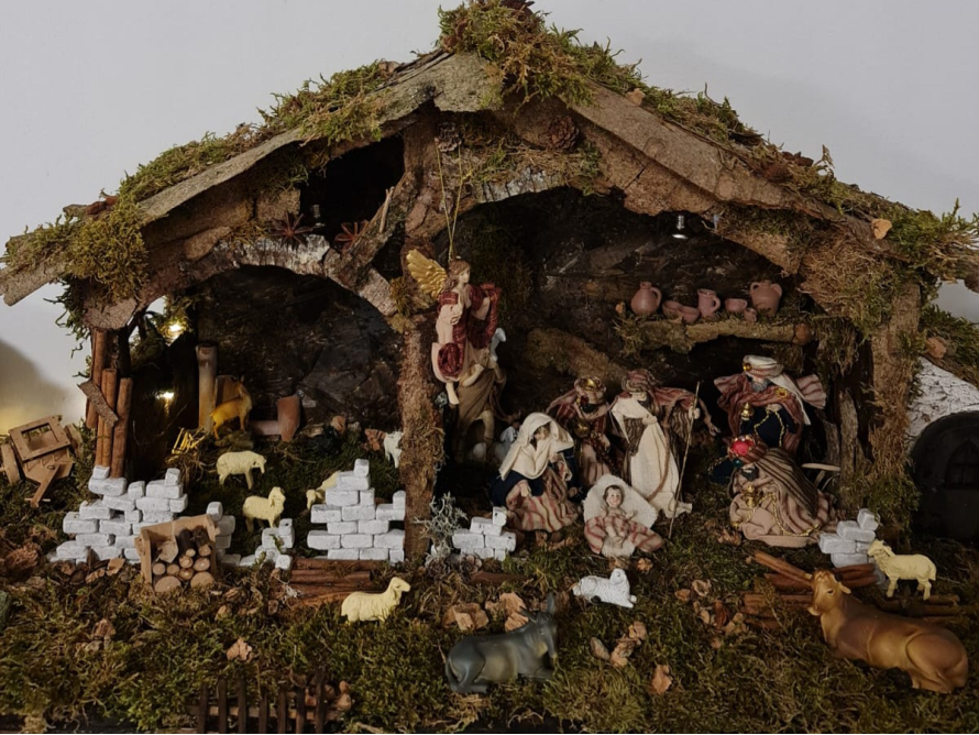 Weihnachtskrippe mit Figuren