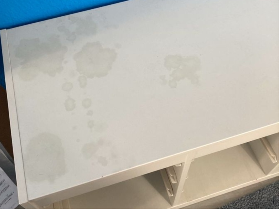 Weiße Oberfläche mit Wasserflecken