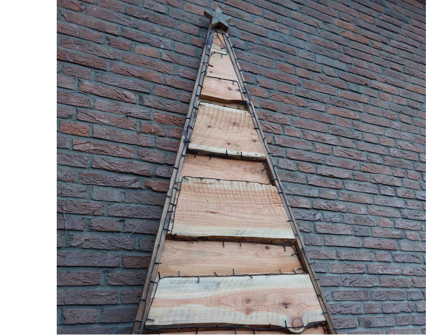 Weihnachtsbaum aus Holzlatten