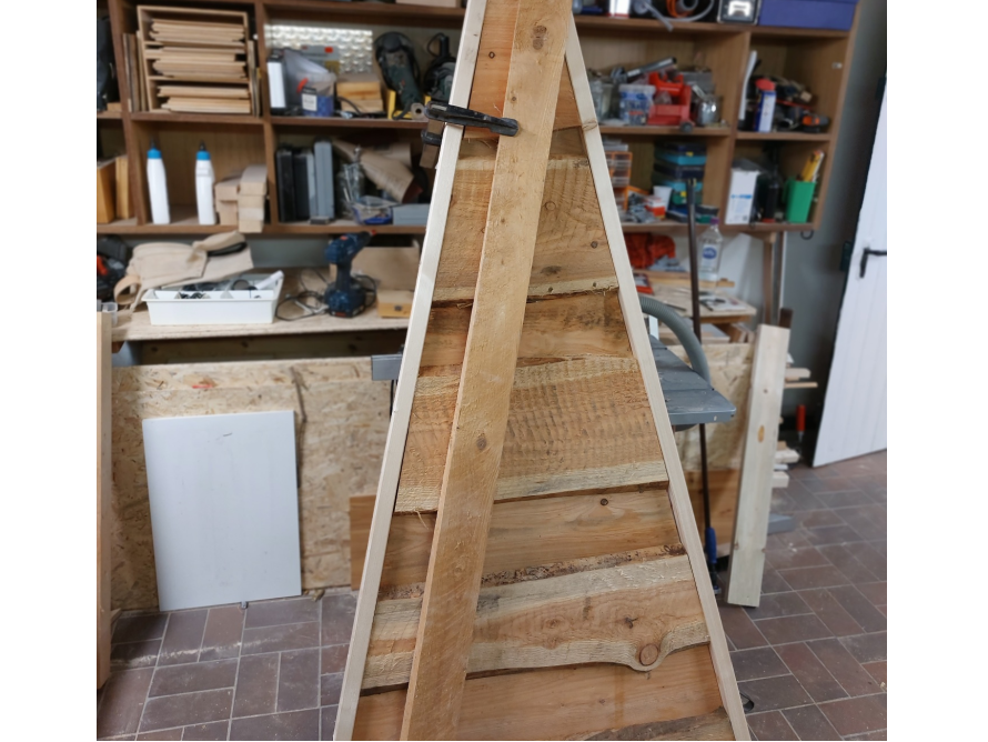 Holzrahmen in Dreiecksform mit Zwinge