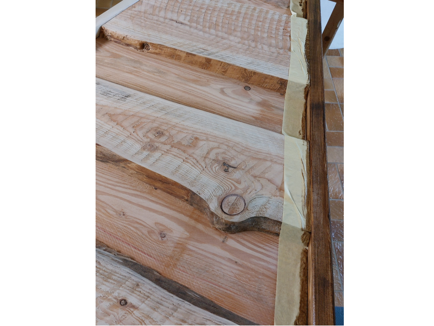 Holzbretter mit Abklebeband