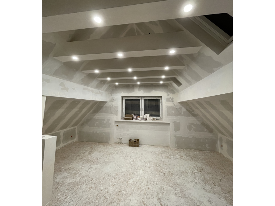 Unfertiger Dachboden mit Trockenbauwänden