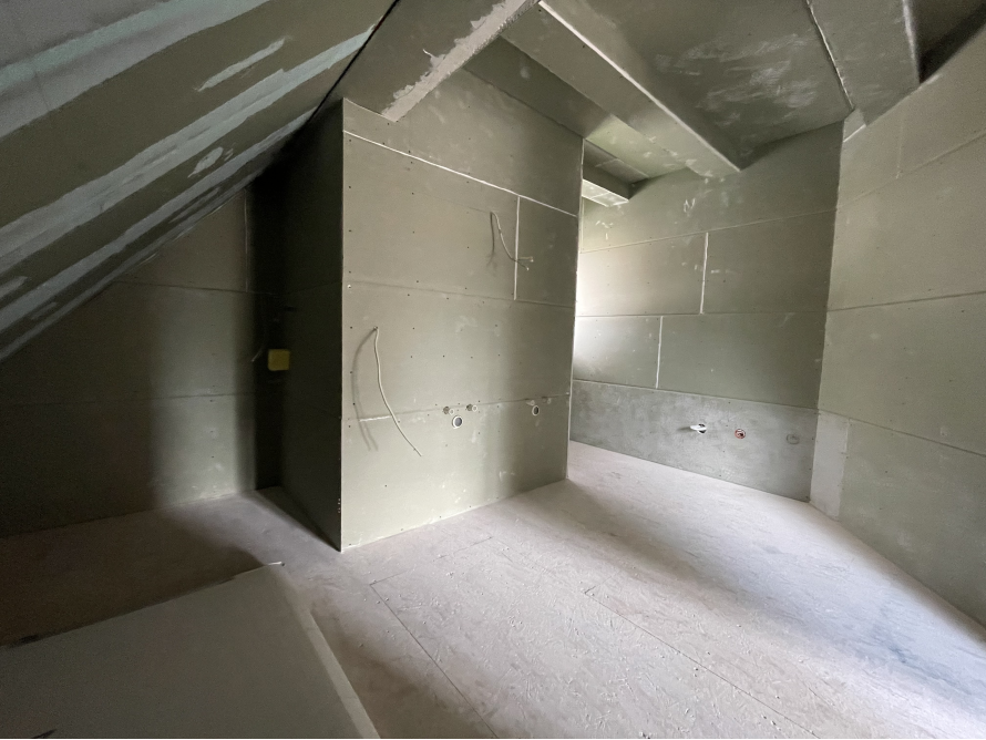 Unfertiger Dachbodenraum mit Trockenbauwänden