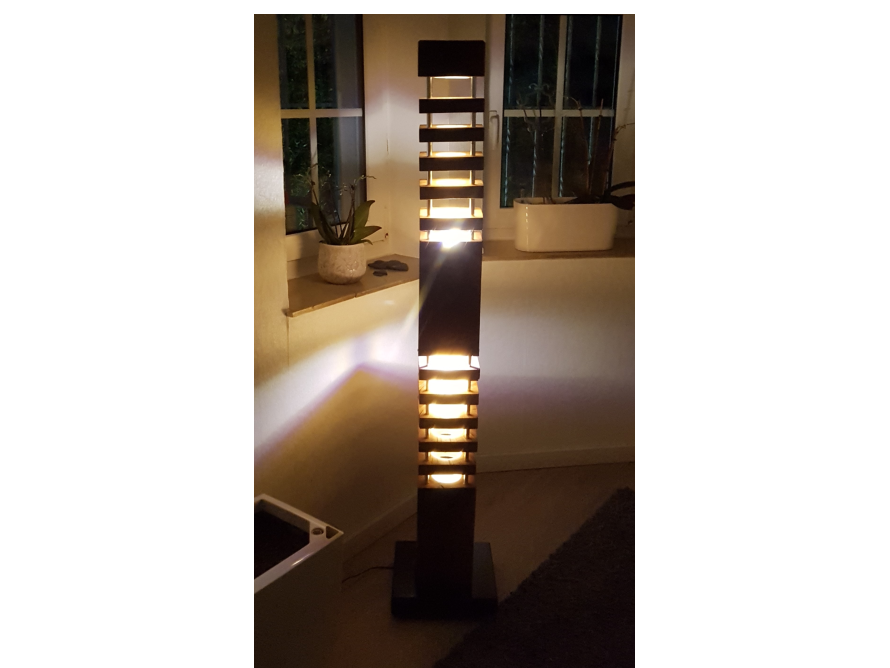 Schmale hohe Stehlampe aus Holz
