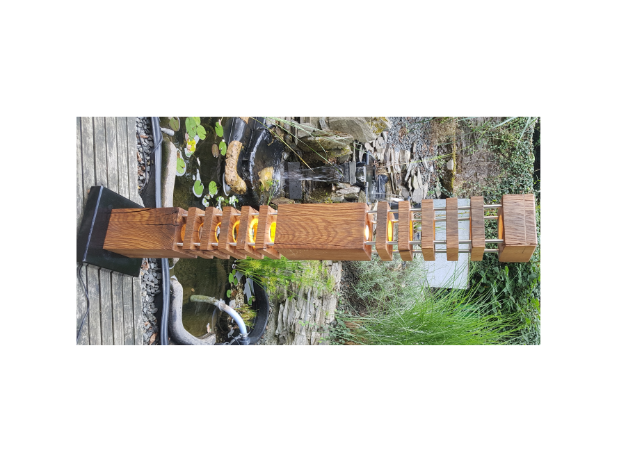 Holzskulptur mit Lichtern