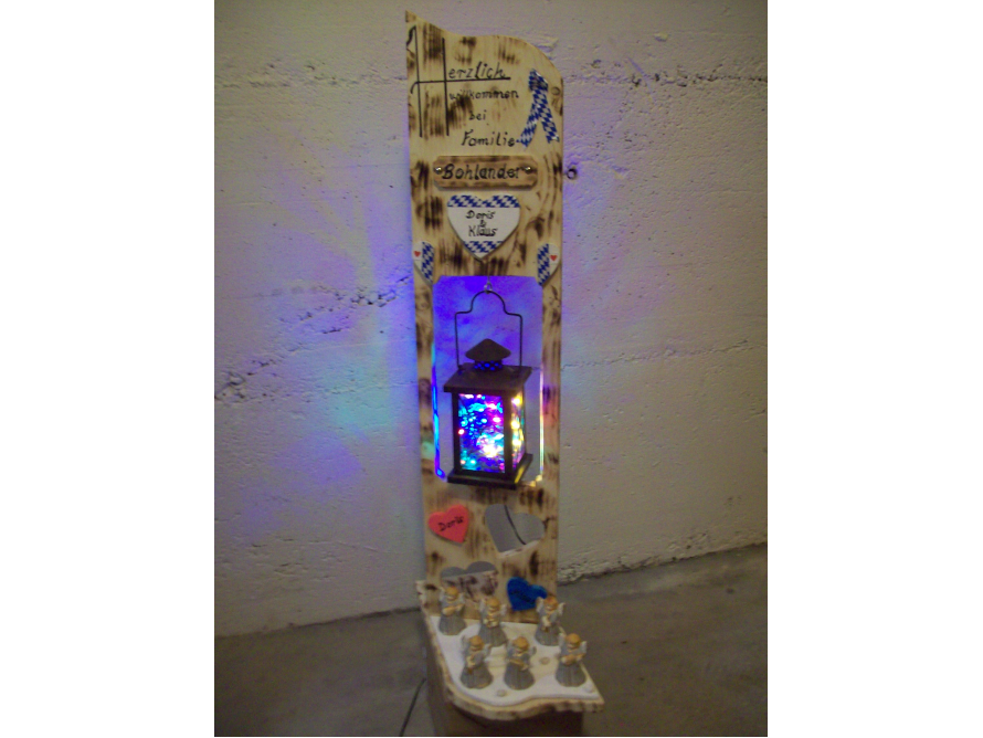 Holzsäule mit Laterne und Engeln