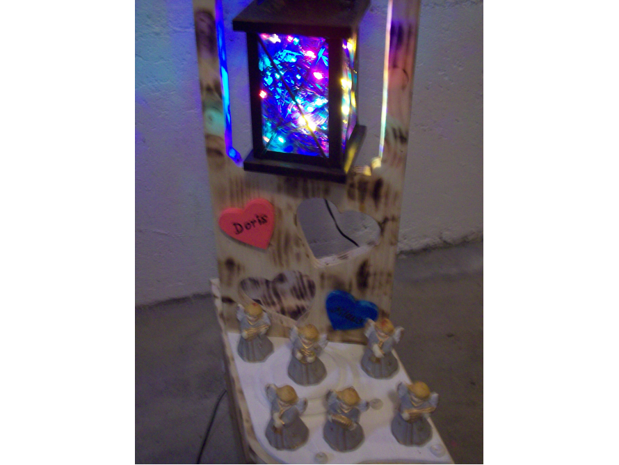 Holzlaterne mit Lichtern und Engeln