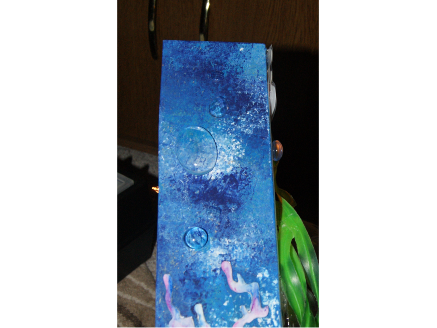 Blaue Holzoberfläche mit Deko-Blasen