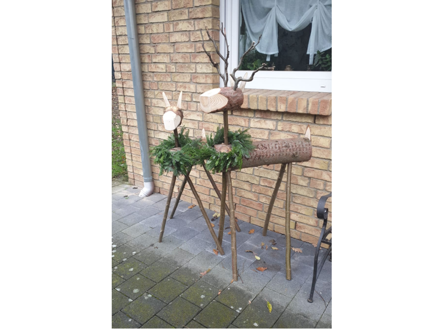 Rustikaler Holzrentier als Dekoration