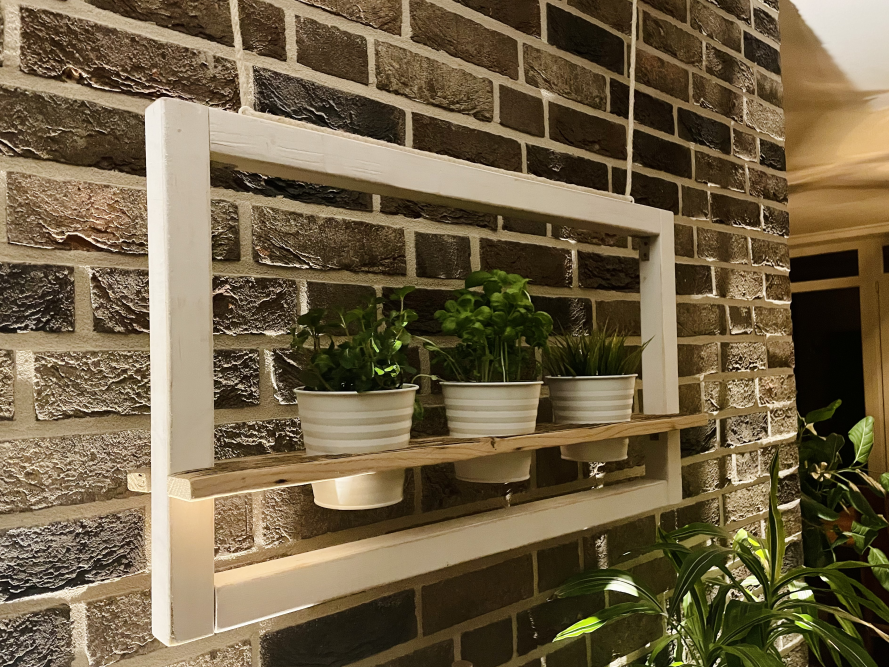 Wandregal aus Holz mit Kräutern