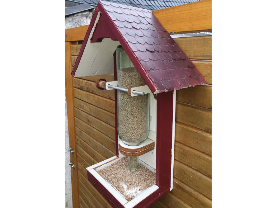 Vogelfutterhaus aus Holz und Glas