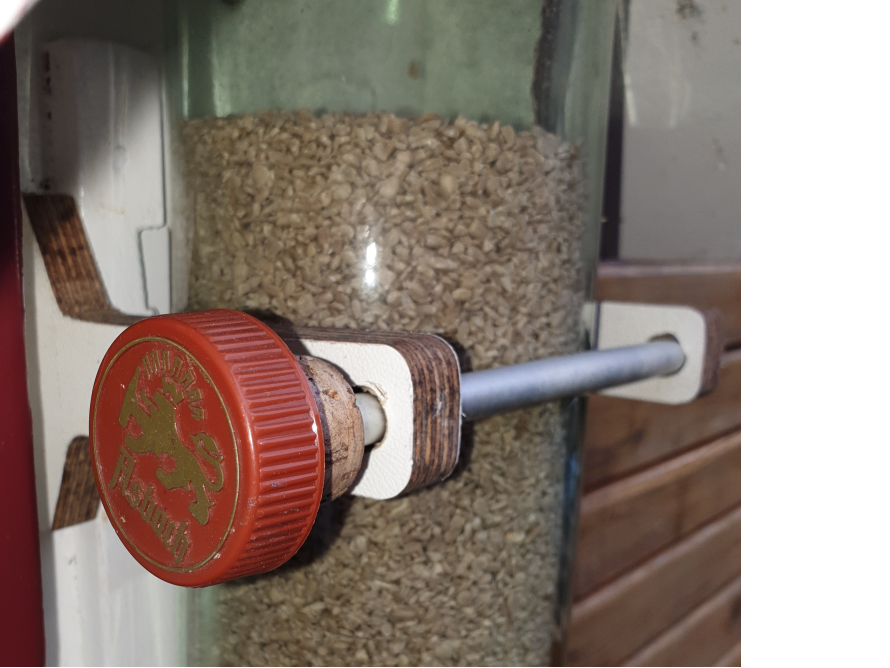 Vogelfutterhaus aus Glasflasche