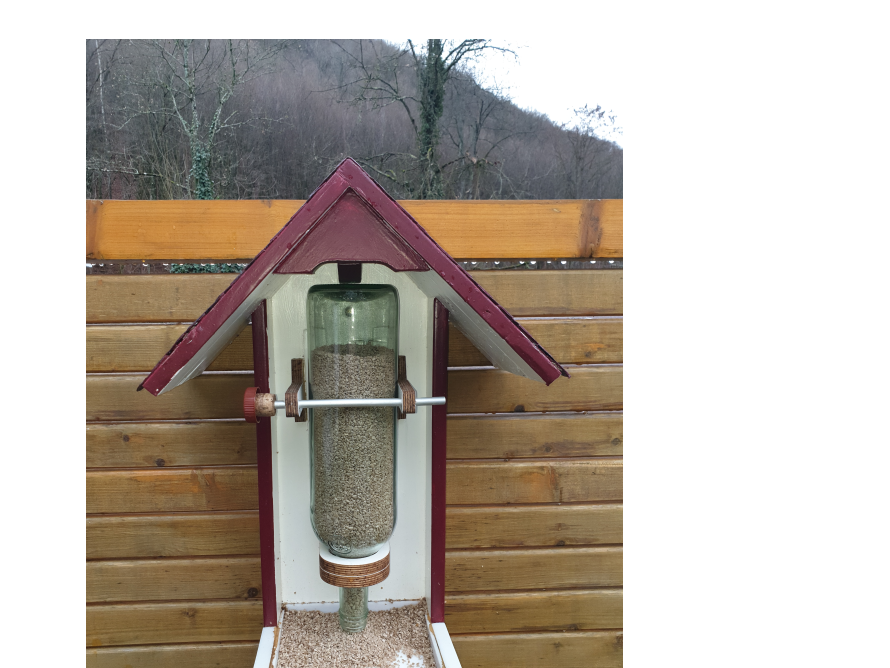 Vogelfutterhaus aus Glasflasche