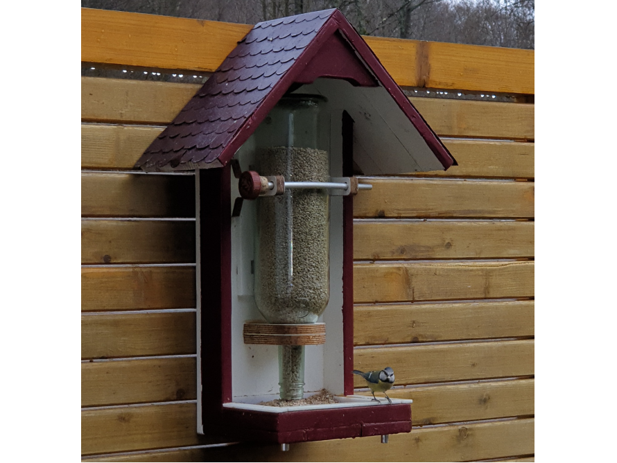 Vogelfutterhaus mit Meise