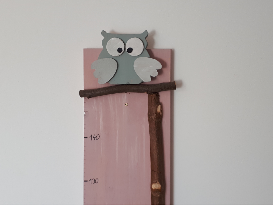 Rosa Kindermesslatte mit Eulenmotiv