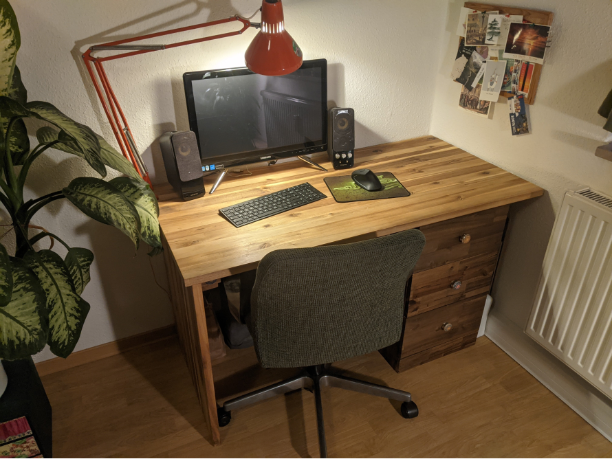 Hölzerner Schreibtisch mit Computer