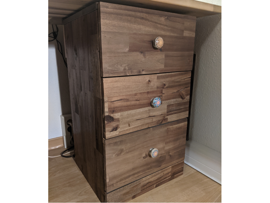 Braune Holzkommode mit drei Schubladen