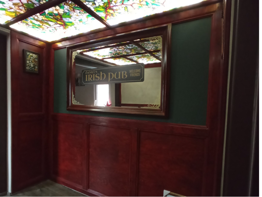 Eingangsbereich mit Spiegel und Holzvertäfelung