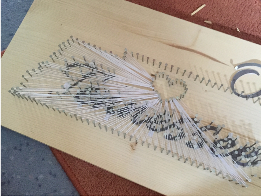 Fadengrafik mit Nägeln auf Holz