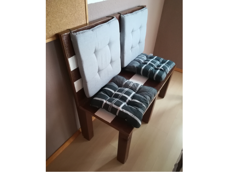 Selbstgebaute Sitzbank mit Polstern