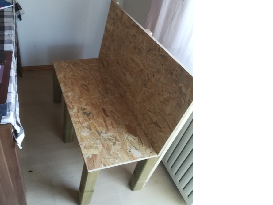 Holzbank mit Rückwand