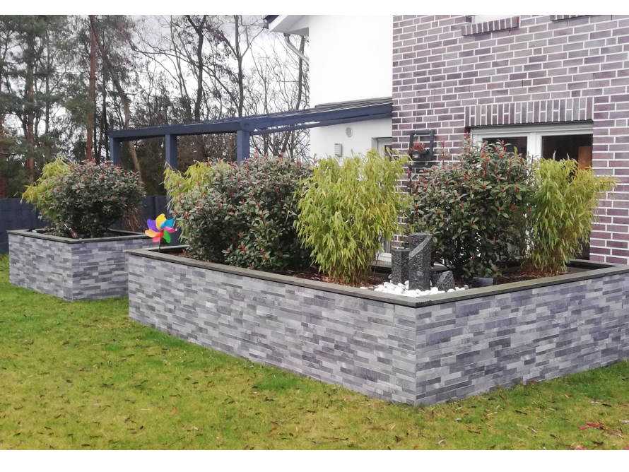 Gebäude mit erhöhtem Beet