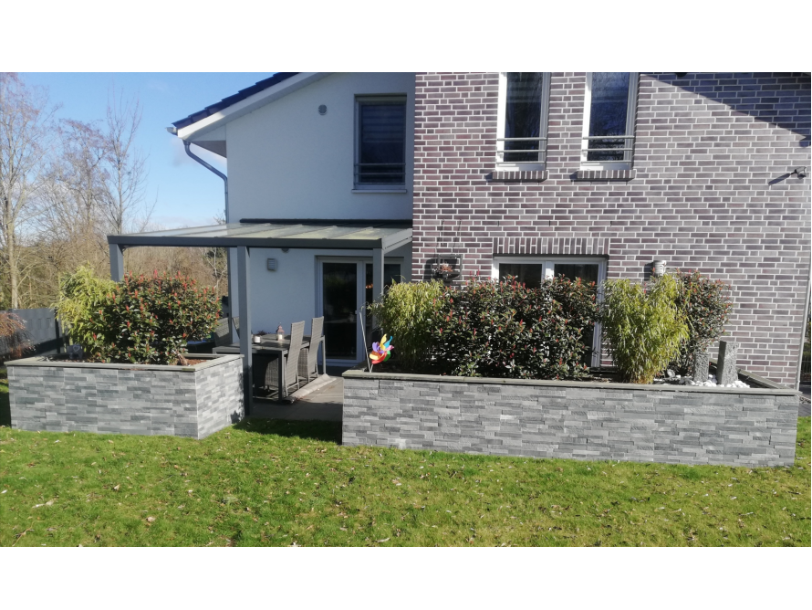 Gepflasterte Terrasse mit Überdachung