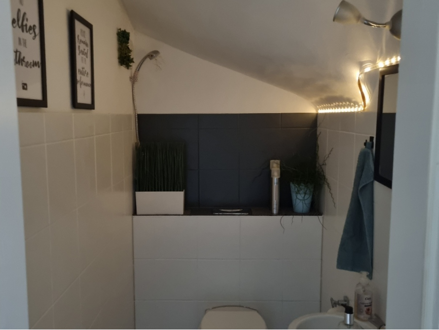 Modernes Badezimmer mit Dachschräge