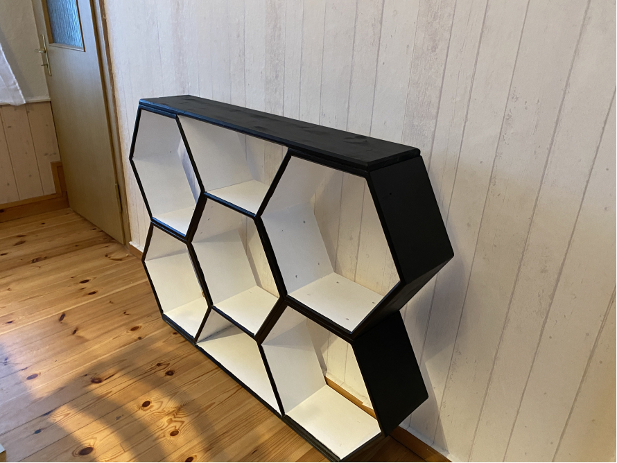 Sechseckiges Regal mit schwarz-weißem Muster