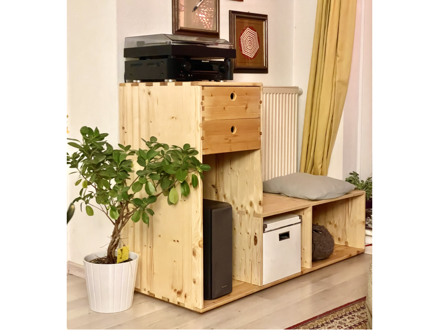 Ein selbstgebautes HiFi-Regal aus hellem Holz.