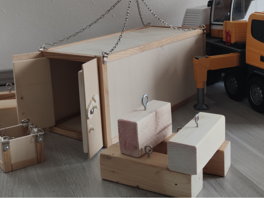 Hölzerner Spielzeugcontainer am Kran