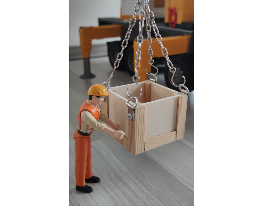 Bauarbeiter mit Kran und Holzkiste
