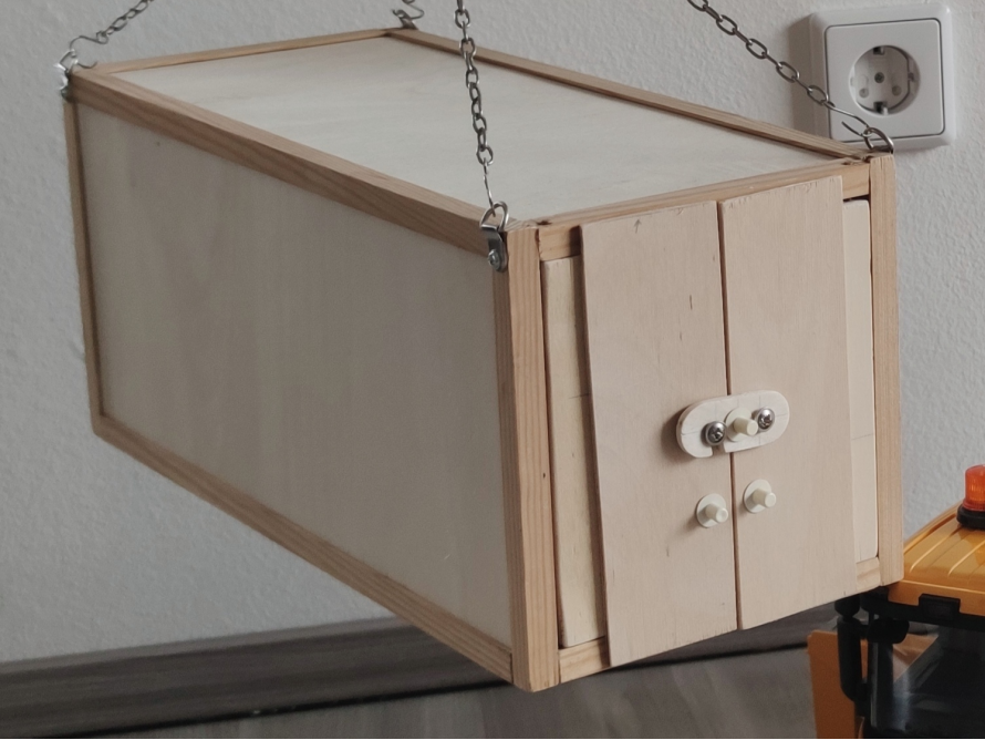 Hölzerne Kiste hängt an Ketten