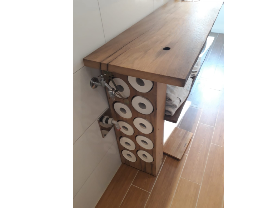 Regal mit Toilettenpapierhalter