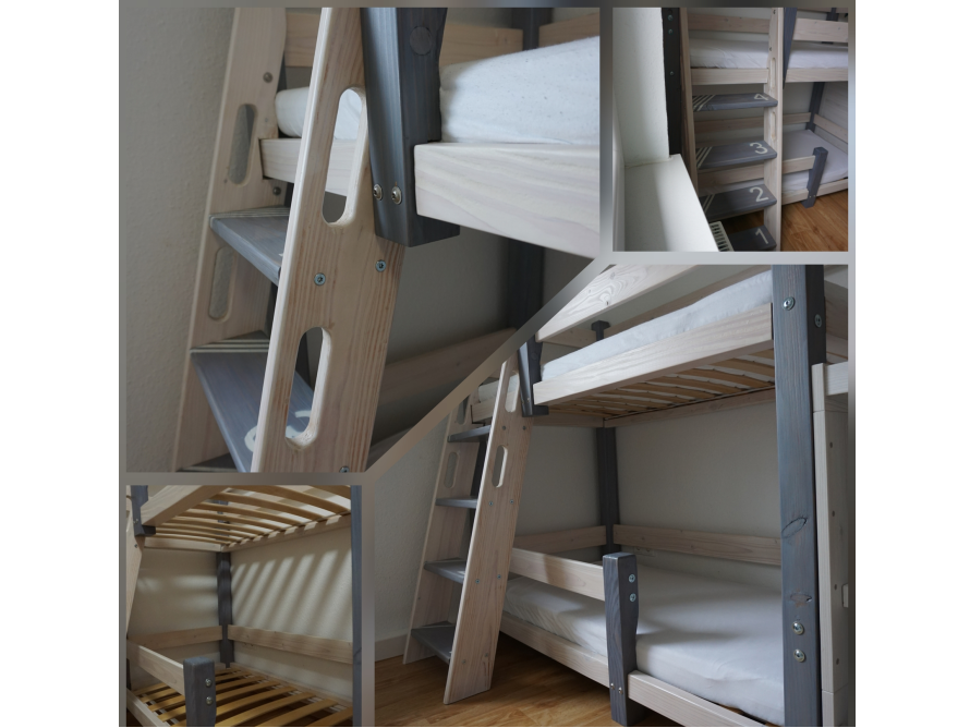 Ein Hochbett aus hellem Holz mit grauen Elementen.