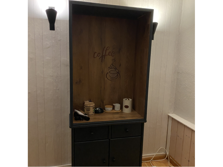 Schwarzes Holzregal mit Kaffeeaufbewahrung