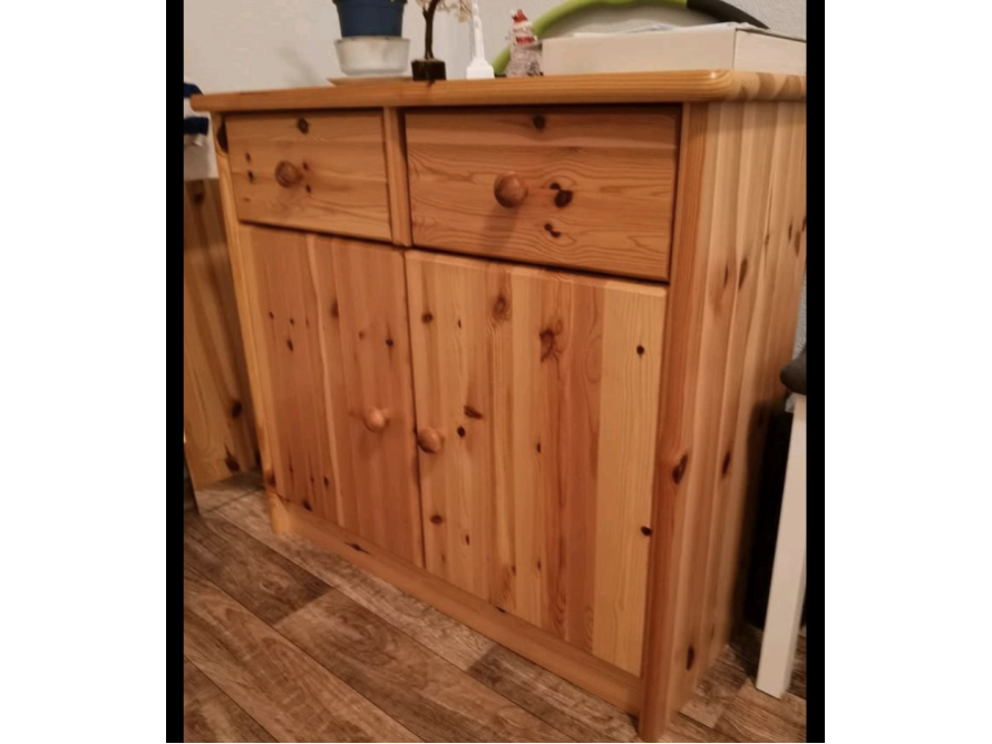 Holzkommode mit zwei Schubladen und zwei Türen