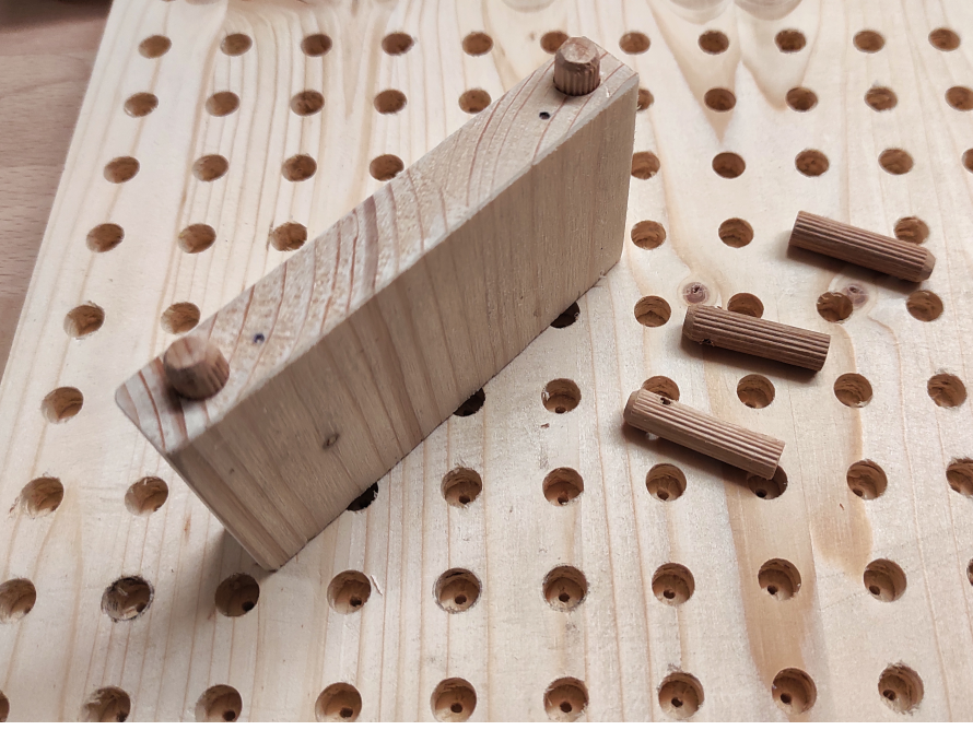 Holzdübel auf Lochplatte