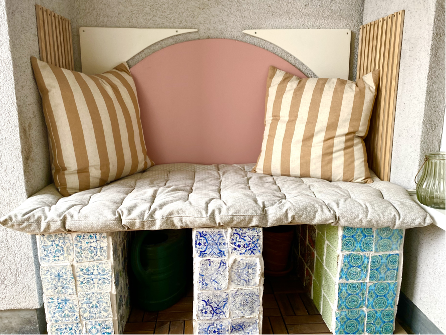 Gemütliche Sitzecke auf einem Balkon