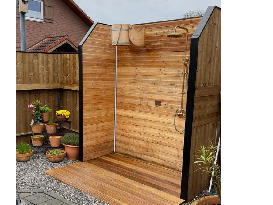 Außendusche aus Holz mit Holzeimer