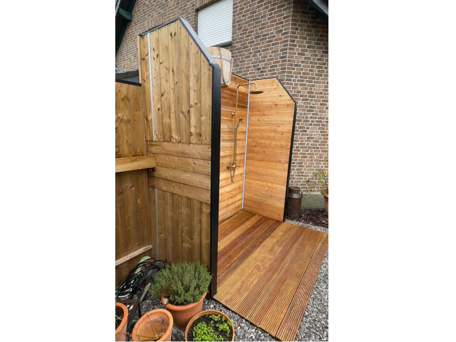 Außendusche aus Holz mit goldener Dusche