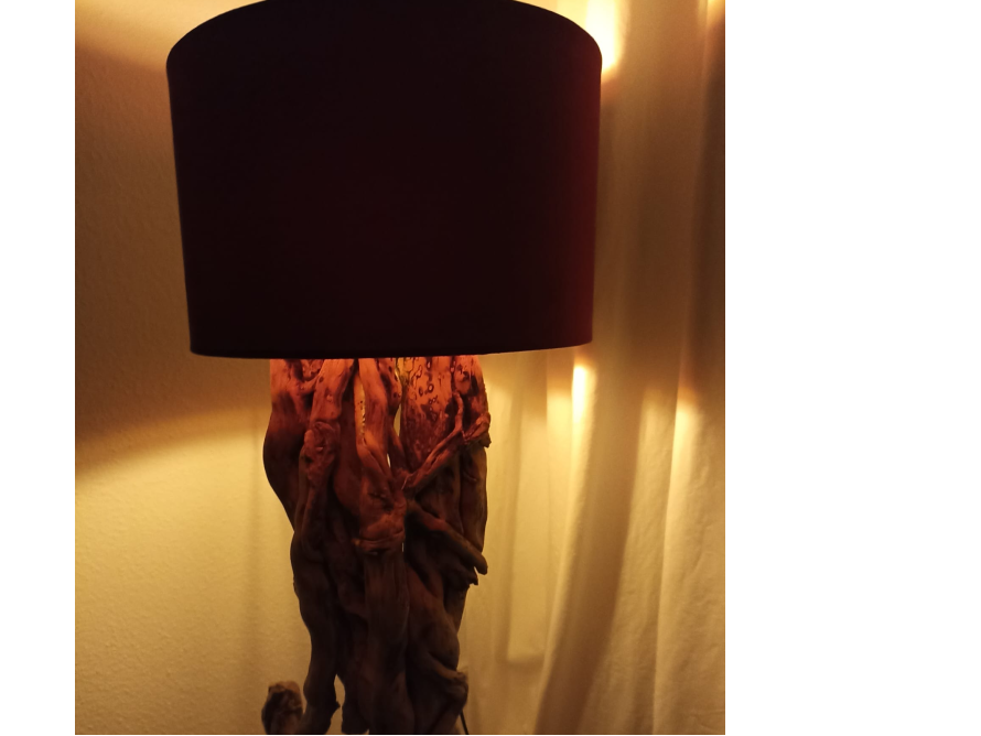 Lampe mit Lampenschirm aus Treibholz