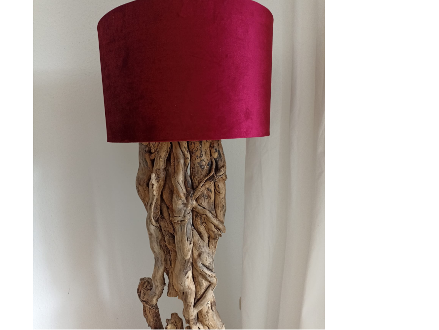 Stehlampe aus Treibholz mit weinrotem Lampenschirm