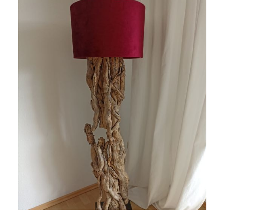 Stehlampe mit Treibholz und rotem Lampenschirm