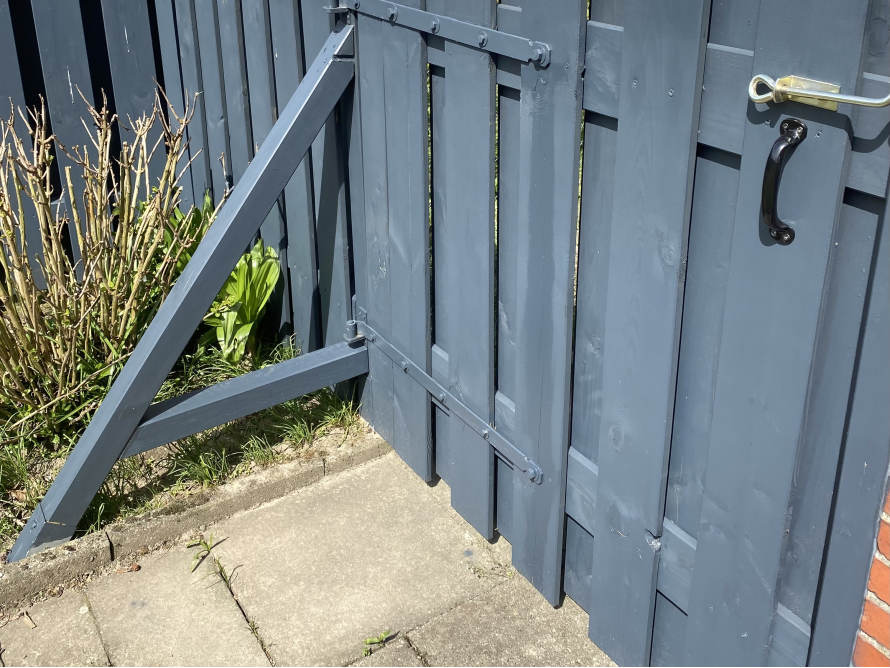 Blaues Holzgartentor mit Verriegelung